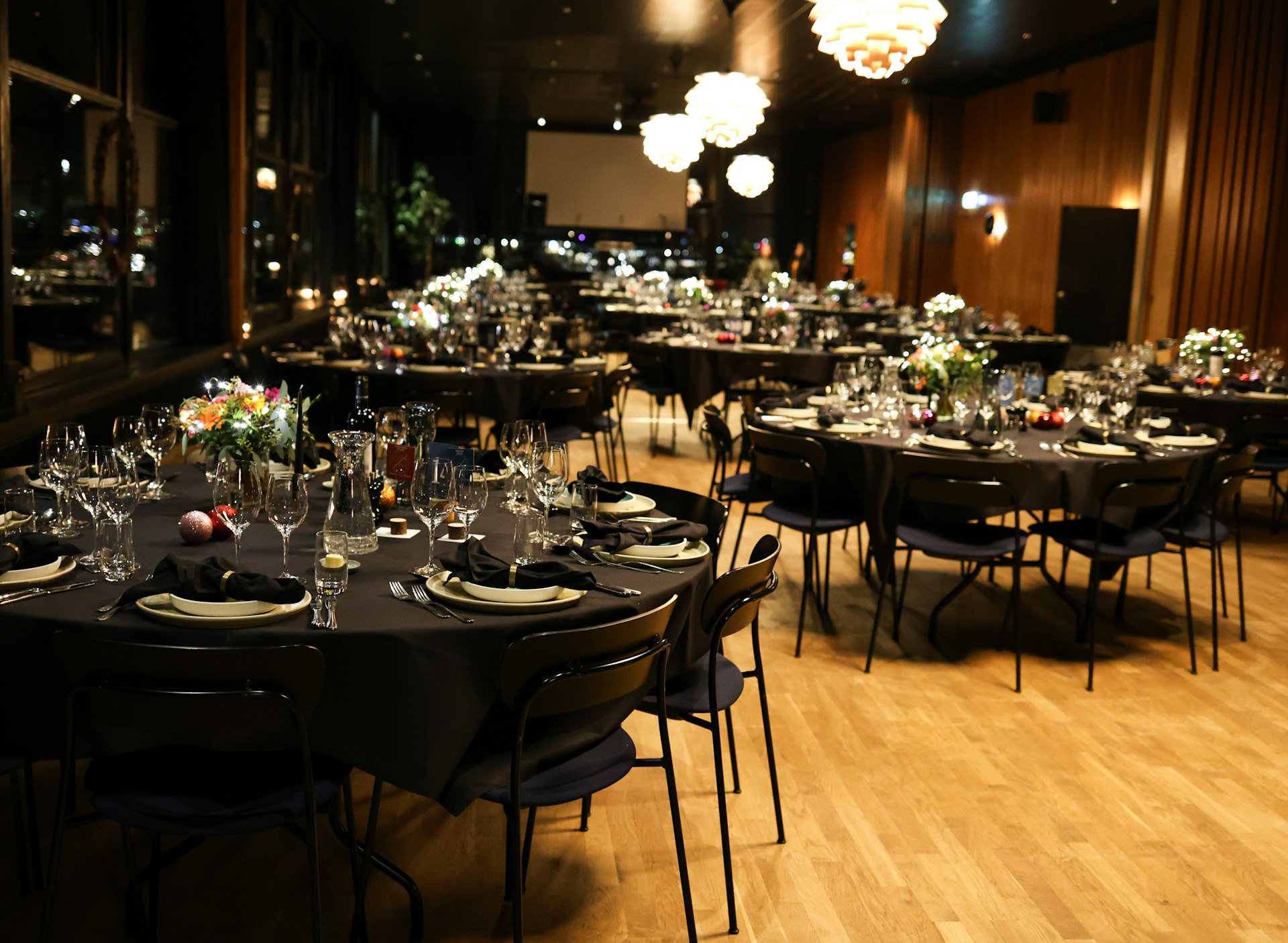 Festlich beleuchteter Bankettsaal der Evusion Gala 2026 in kompakter Demoansicht