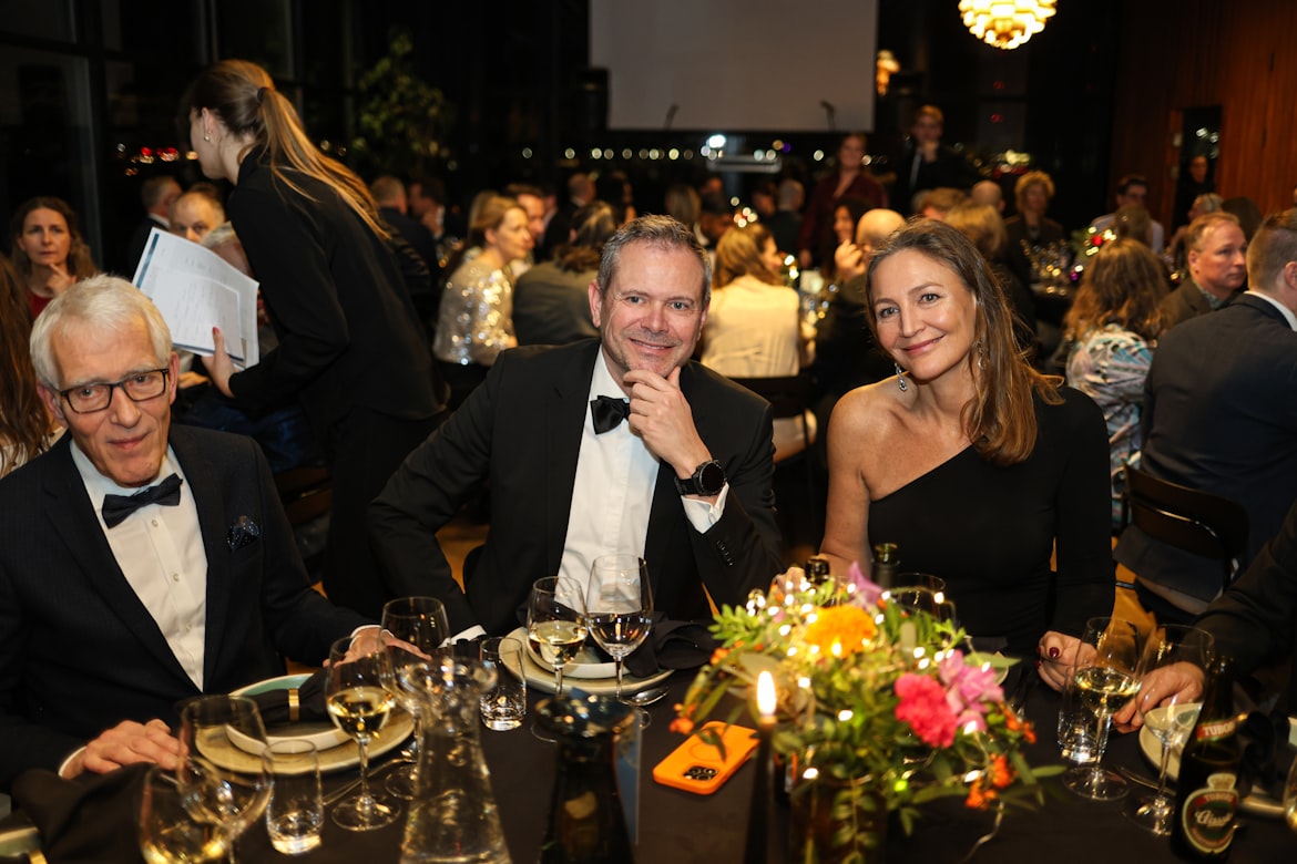 Gäste genießen das Gala-Dinner an einer langen Tafel während des Abendprogramms
