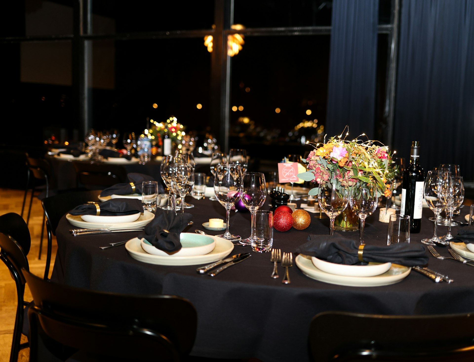 Mehrgängiges Gala-Menü auf elegant gedecktem Dinner-Tisch mit Gläsern und Kerzenlicht