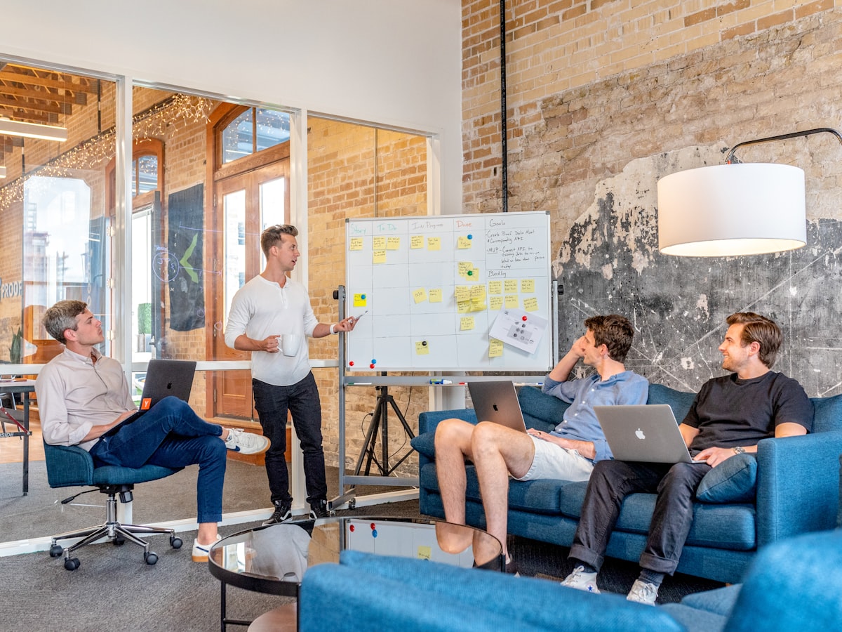 Ein Team priorisiert Event-Entscheidungen anhand von Strategie- und Analysesignalen.