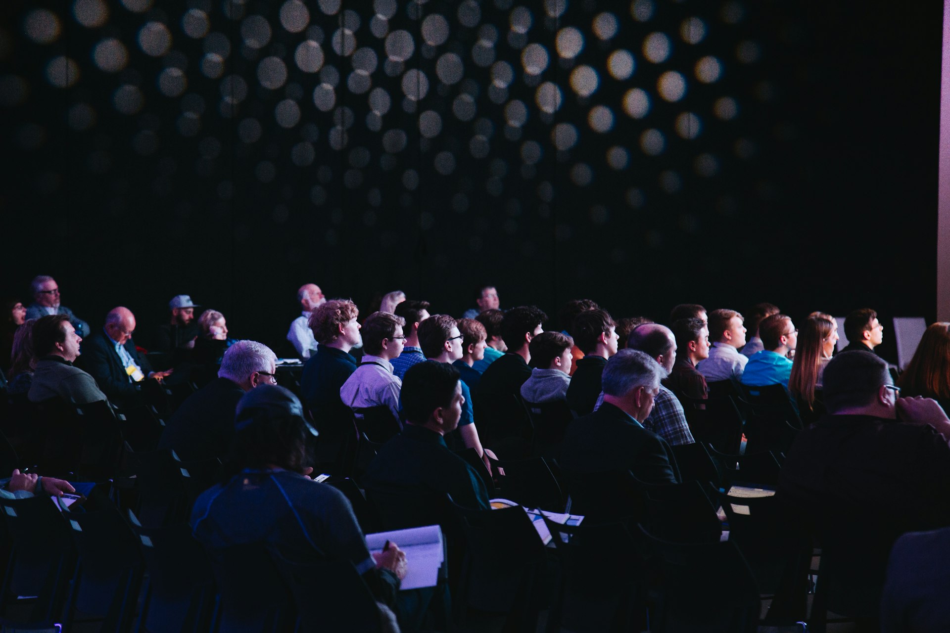 Networking-Event in einem professionellen Veranstaltungsumfeld.