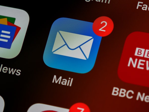 E-Mail-Benachrichtigungen für Bestätigung und Registrierung.