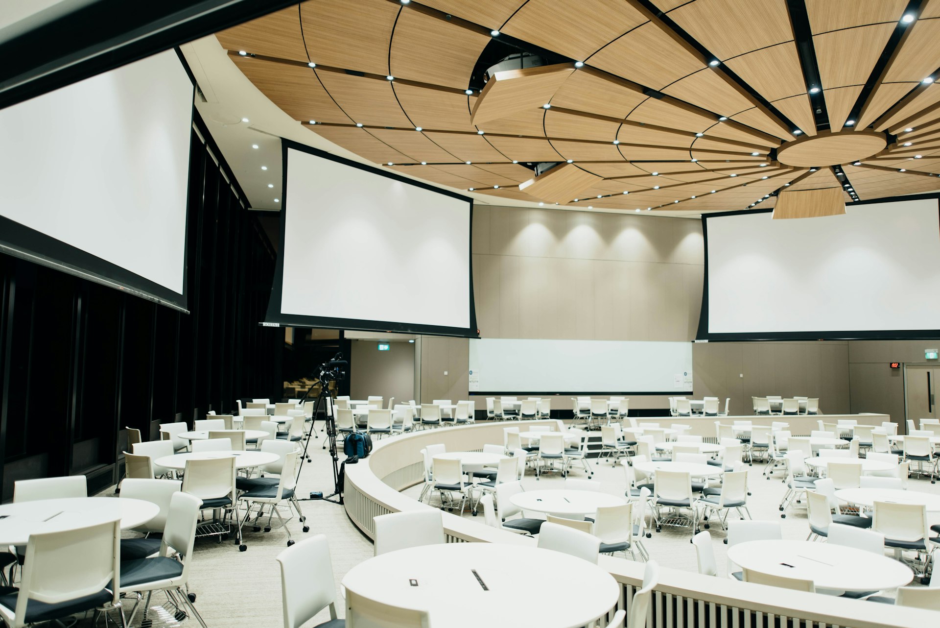 Bühne einer Event-Halle mit professioneller Beleuchtung