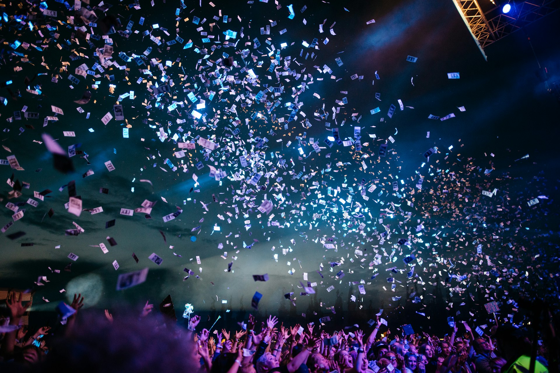 Ein Festivalpublikum reagiert vor intensiven Licht- und Bühneneffekten.