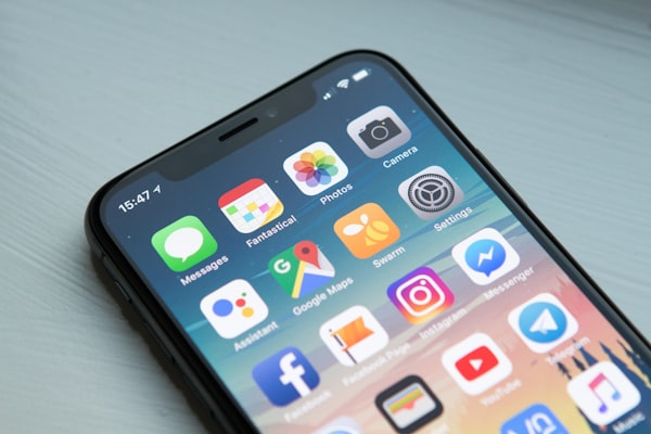 Ein Smartphone steht für mobile Check-in-Arbeit direkt am Einlass.