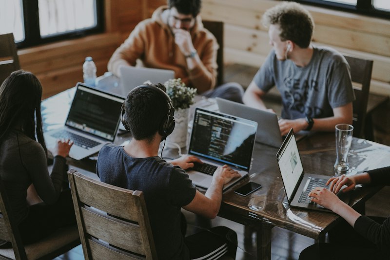 Ein Team arbeitet gemeinsam im Büro