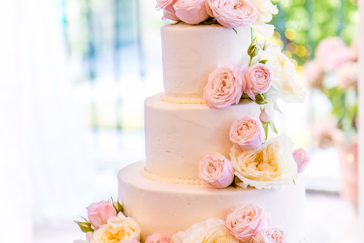 Rustikaler Brautstrauß mit bunten Blumen