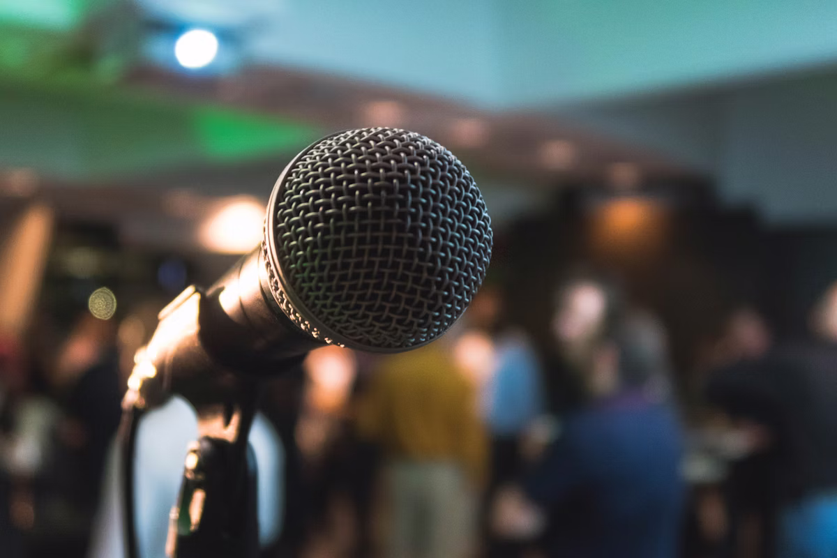Blick in ein professionelles Konferenz-Setup mit Bühne, Bestuhlung und Technik
