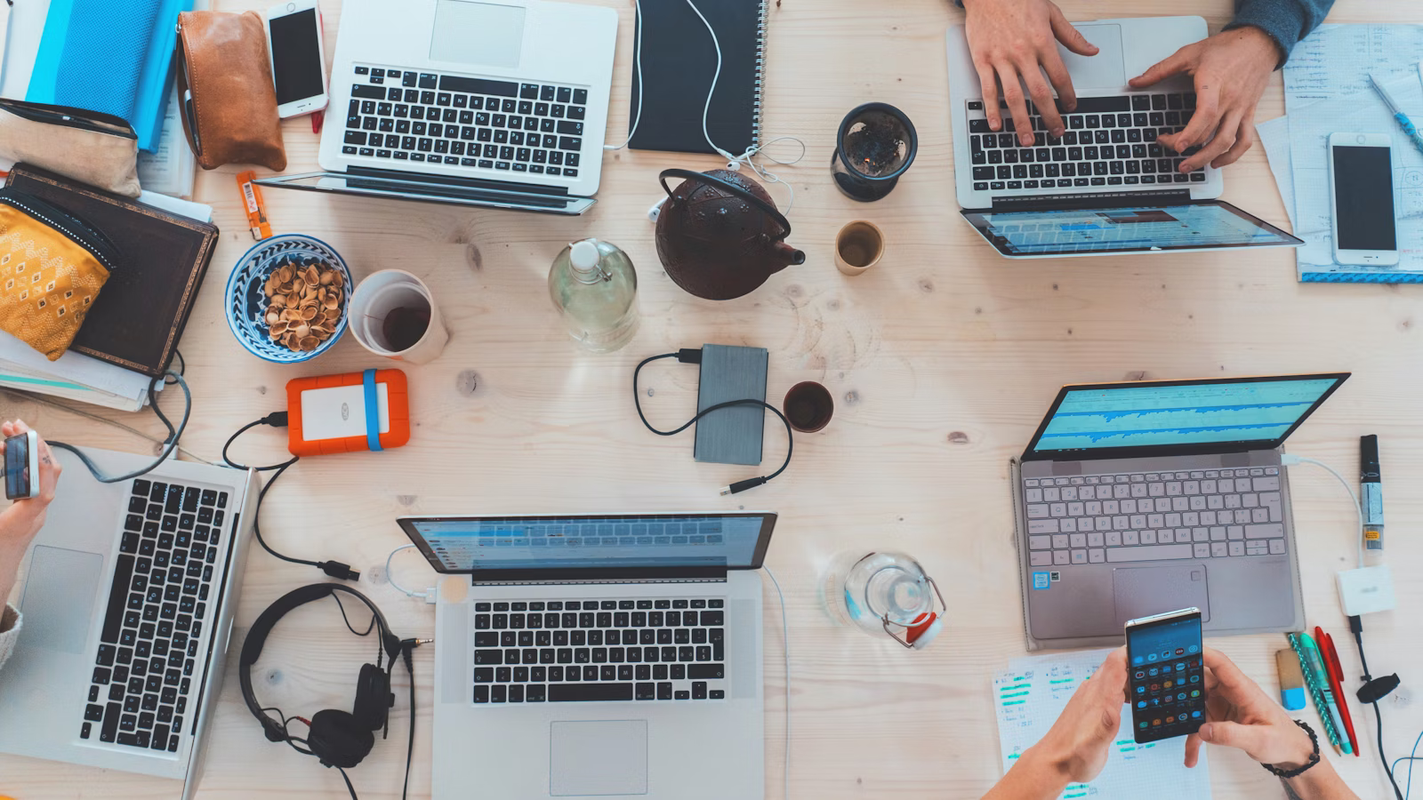 Startup-Team präsentiert ein Produkt vor Community und Gästen bei einem Launch-Event