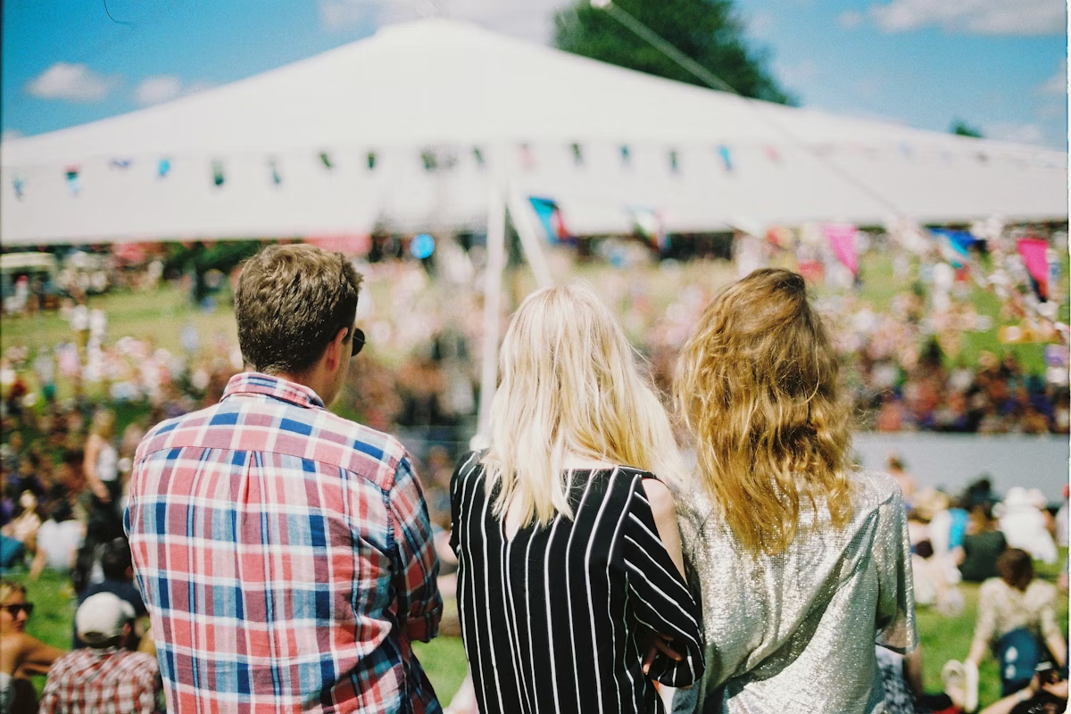 Vereinsfest mit Gemeinschaft, Austausch und organisiertem Ablauf auf dem Gelände